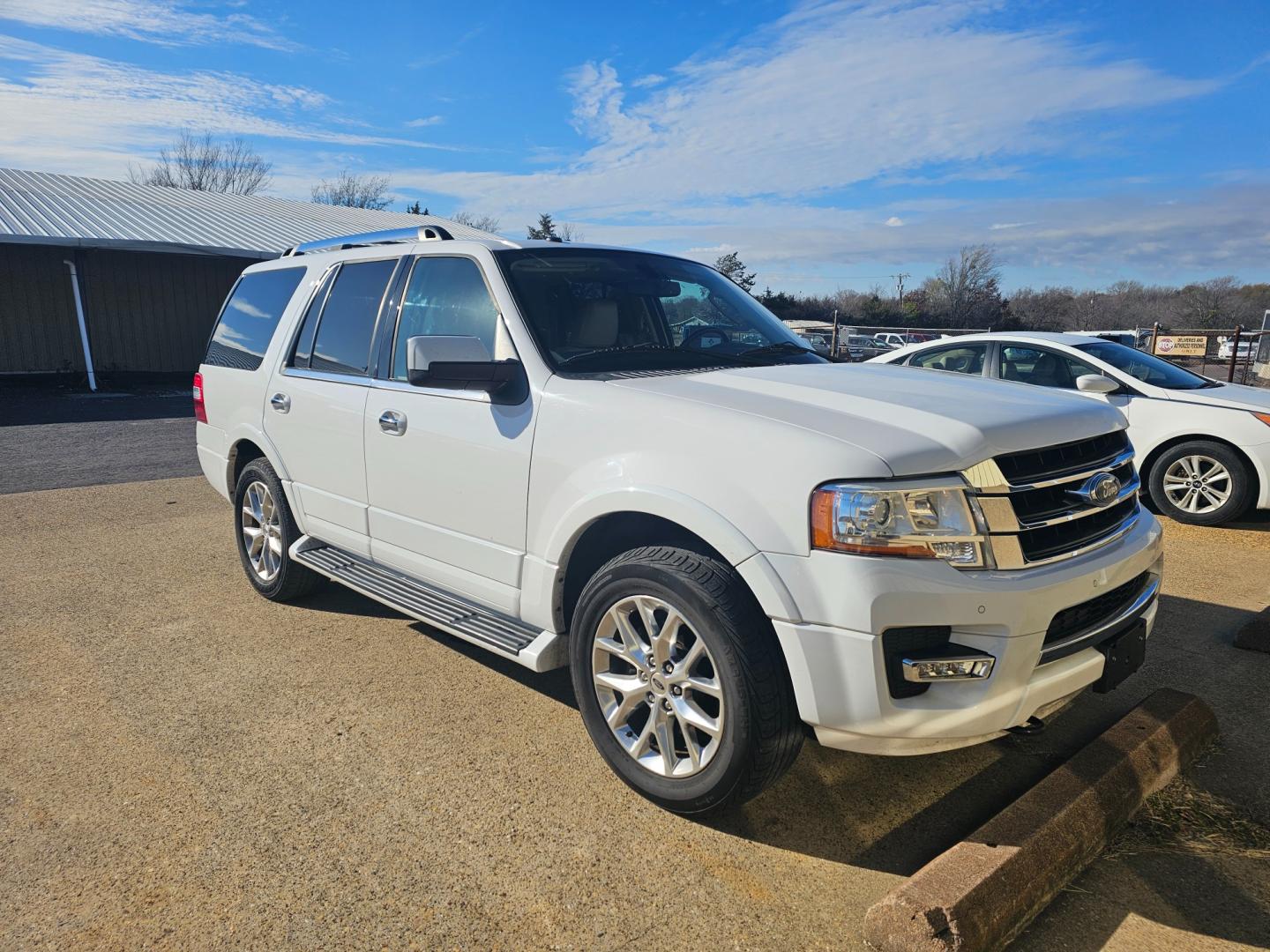 2015 WHITE FORD EXPEDITION Limited 4WD (1FMJU2AT2FE) with an 3.5L V6 DOHC 24V FFV engine, 6-SPEED AUTOMATIC transmission, located at 533 S Seven Points BLVD, Seven Points, TX, 75143, (430) 255-4030, 32.313999, -96.209351 - Photo#1